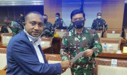 Yan Mandenas Minta Panglima TNI Segera Bentuk Tim Investigasi Gabungan - JPNN.com