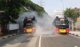 Putus Penyebaran COVID-19, Brimob PMJ Habiskan 6.000 Liter Disinfektan untuk Semprot Jalan - JPNN.com