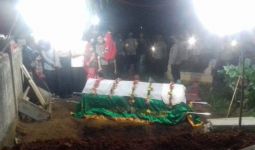 Tembakan Salvo dan Ratusan Anggota Polisi Iringi Pemakaman Polwan Cantik Bripka Anina - JPNN.com