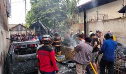 Ditinggal Sebentar Beli Sandal, Rumah dan Mobil Hangus Terbakar - JPNN.com