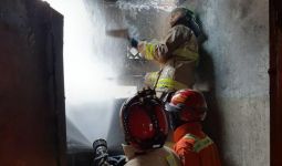 Diduga Akibat Korsleting Listrik, Rumah Warga di Cipayung Ludes Terbakar - JPNN.com