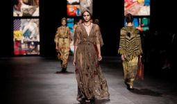 Dior Tampilkan Kain Tenun Ikat Indonesia dalam Acara Paris Fashion Week - JPNN.com
