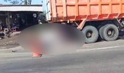 Hantam Dump Truck yang Tengah Parkir, Pengendara Motor Tewas Mengenaskan - JPNN.com