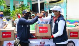 Bersama RIB Lawan COVID-19, Sandiaga Beri Bantuan ke Warga Kurang Mampu di Kepulauan Seribu - JPNN.com