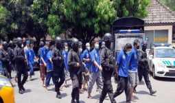 Polisi Bersenjata Mengawal 12 Pelaku Intoleran, Nih Tampangnya - JPNN.com