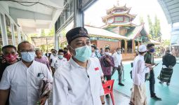 Eri Cahyadi Dapat Pemberian Songkok Spesial dari Takmir Masjid Cheng Ho - JPNN.com