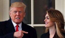Mengacungkan Jari Saat Menuruni Anak Tangga, Presiden Trump: Terima Kasih - JPNN.com