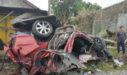 Kecelakaan Maut di Sleman, 4 Orang Tewas, Mobilnya Jadi Kayak Begini - JPNN.com