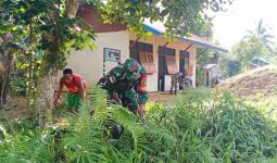 Personel TMMD Kodim 1711 Bersihkan Sekolah PAUD di Kampung Kakuna - JPNN.com