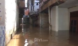 5 RW di Kampung Melayu Terendam Banjir Hampir 2 meter, Warga Pilih Bertahan di Rumah - JPNN.com