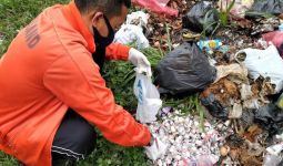 Polisi dan DLH Usut Temuan Ratusan Limbah Botol Vaksin di TPS Cianjur - JPNN.com