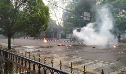 Demo di Bandung Kembali Rusuh, Massa dan Polisi Terlibat Bentrok - JPNN.com