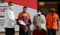 Mensos Juliari Saksikan Penyaluran Bansos Beras dan BST di Surabaya - JPNN.com