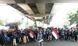 Tolak UU Cipta Kerja, Mahasiswa Unjuk Rasa di Pasar Rebo, Membeludak, Ada yang Bakar Ban - JPNN.com
