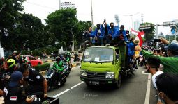 Mahasiswa Bergerak ke Istana, Ada yang Bawa Spanduk Jokowi Lagi Kangen - JPNN.com