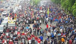 Ribuan Buruh Bikin Lumpuh Jalur Protokol Kota Bekasi, TNI dan Polri Siaga - JPNN.com