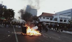 Surabaya Mencekam, Sejumlah Fasilitas Publik Dibakar, Anak Buah Risma Bilang Begini - JPNN.com