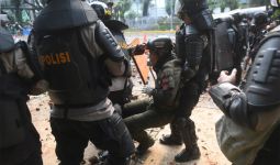 23 Polisi Terluka saat Aksi Demo Tolak UU Cipta Kerja, 4 Orang Masih Dirawat di RS Kramat Jati - JPNN.com