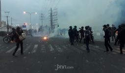 Polisi Tembakkan Gas Air Mata, Mahasiswa di Bekasi Mundur, Berlindung di Kampus - JPNN.com