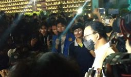 Malam Masih Mencekam, Anies Baswedan Menemui Massa Demonstran - JPNN.com