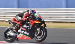 FP1 MotoGP Prancis: Bradley Smith Bikin Kejutan di Atas Lintasan Basah - JPNN.com