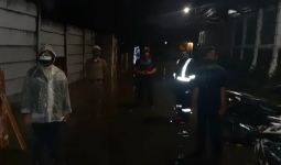Kali Krukut Meluap, Warga Mengungsi ke Lantai Dua Rumah - JPNN.com