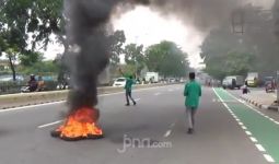 Demo Tolak UU Cipta Kerja Mulai Panas, Mahasiswa Memblokir Jalan - JPNN.com