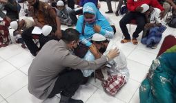 Orang Tua Jatuh Pingsan Melihat Anaknya di Polres Bekasi Kota - JPNN.com