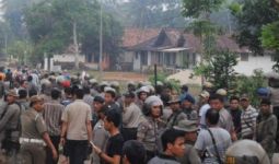 Bentrok Antarwarga Pecah di Besipae NTT, Banyak Korban Cedera Akibat Dipukul dan Dilempari - JPNN.com