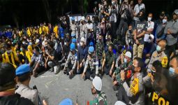 Sudah Malam, Demo di Banjarmasin Tak Juga Bubar, Kapolda Nico Afinta pun Duduk di Jalan - JPNN.com