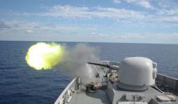 KRI Sultan Hasanuddin-366 Kembali Uji Coba Senjata Meriam di Laut Mediterania - JPNN.com