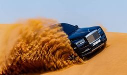 Tabrak Pakem, Rolls-Royce Cullinan Menari di Atas Gurun Pasir Ekstrem - JPNN.com