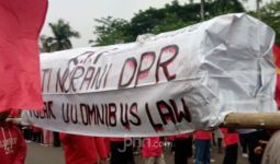 Ada Keranda, Dukun dan Mak Lampir di Tengah Demo Serikat Rakyat Miskin Indonesia - JPNN.com