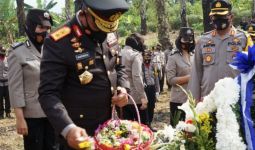Jadi Irup Upacara Pemakaman Kombes Pol Purn Tumpal Manik, Kapolda Sumut: Beliau Suri Teladan - JPNN.com