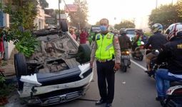 Diduga Sopir Mengantuk, Mobil Tabrak Tiang Telepon dan Terguling di Daan Mogot - JPNN.com