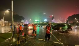 Hujan Deras, Petugas Kebersihan Angkut 2,1 Ton Sampah Tinggalan Pedemo Cipta Kerja - JPNN.com