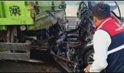 Cium Pantat Truk, Honda Jazz Ringsek, 4 Penumpang Tewas Seketika - JPNN.com