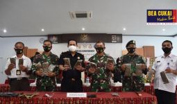 Minibus Mencurigakan Disetop Bea Cukai dan Raider TNI, Ditemukan 14 kg Ganja - JPNN.com