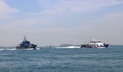 Lihat, Kapal Pemburu Bea Cukai dan Singapore Police Coast Guard Bertemu di Tengah Laut - JPNN.com