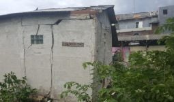 67 Rumah di Bekasi Rusak Dihantam Puting Beliung - JPNN.com
