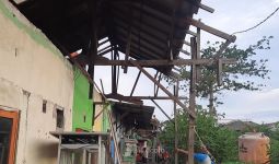 Rumah Rusak Disapu Puting Beliung di Bekasi Bertambah, Sebegini Jumlahnya - JPNN.com