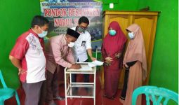 Nevi Zuairina PKS Serahkan Bantuan Untuk Pesantren Nurul Yakin dan Darul Ulum - JPNN.com