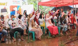 Warga Desa Samuda Tetap Antusias Bertemu Ben Bahat di Tengah Banjir - JPNN.com