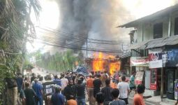 Kawasan Padat Penduduk di Simprug Gosong, Lahan Parkir Mal Senayan City Ikut Terbakar - JPNN.com