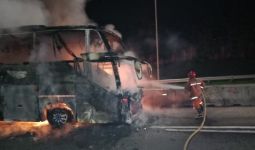 Bus AKAP Terbakar di Tol Jagorawi, Begini Penampakannya, Penumpangnya Bagaimana? - JPNN.com
