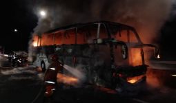 Ada Bus Terbakar di Tol Jagorawi Dini Hari Tadi, Hangus Jadi Begini - JPNN.com