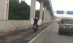 Ayo Mengaku, Siapa Ini Naik Sepeda Motor Masuk Tol Jakarta - Cikampek? - JPNN.com