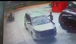 Beraksi Siang Bolong, Bandit Pecah Kaca Terekam CCTV Bawa Kabur Uang Ratusan Juta Rupiah - JPNN.com