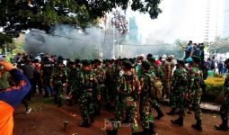 Mantap! TNI Turun Tangan Mengatasi Situasi Tak Terkendali di Patung Kuda - JPNN.com