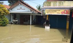 Banjir Cilacap Meluas dan Rendam Ribuan Rumah, Warga Positif Covid-19 Dievakuasi - JPNN.com